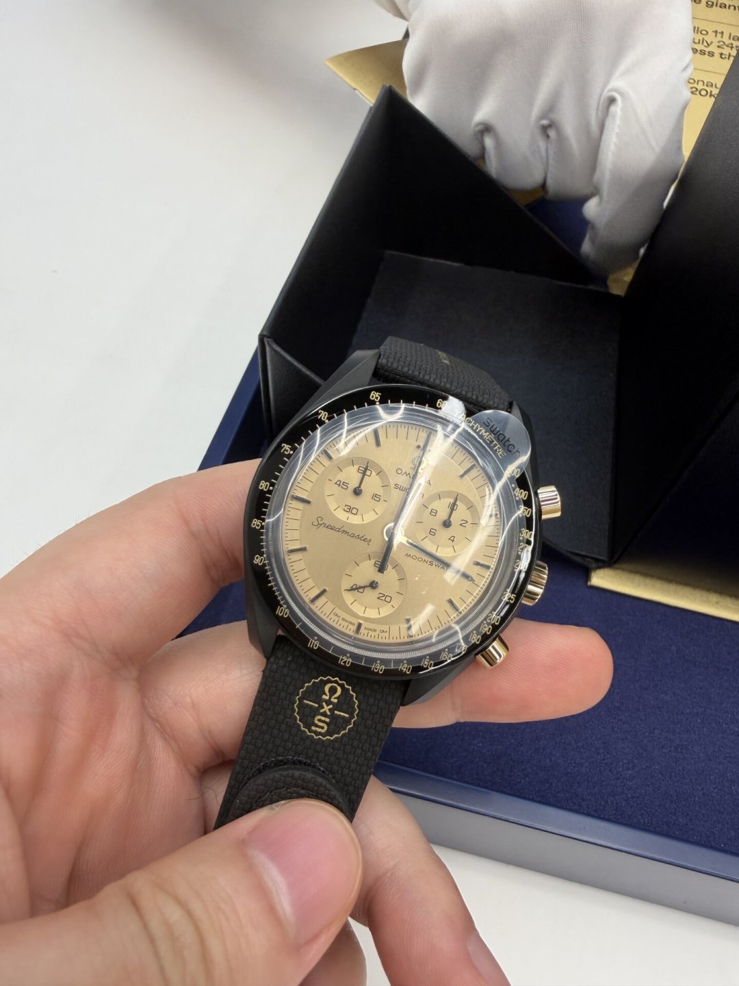 公价4400元,挂牌79999元,eBay成交12.2万:MoonSwatch 1969金表的含金量和二级行情,我把账对了一遍