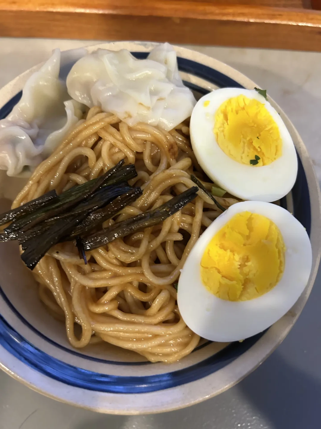 亚朵的深夜粥到被骂“剩饭剩菜大杂烩”,327条评论吵翻了:我翻了全网十几篇住店帖,整理出时间窗口、门店三档差距,和一种根本没有这顿饭的亚朵