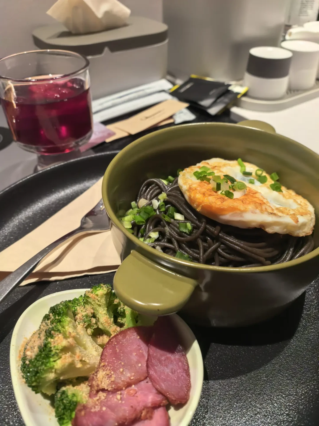 亚朵的深夜粥到被骂“剩饭剩菜大杂烩”,327条评论吵翻了:我翻了全网十几篇住店帖,整理出时间窗口、门店三档差距,和一种根本没有这顿饭的亚朵