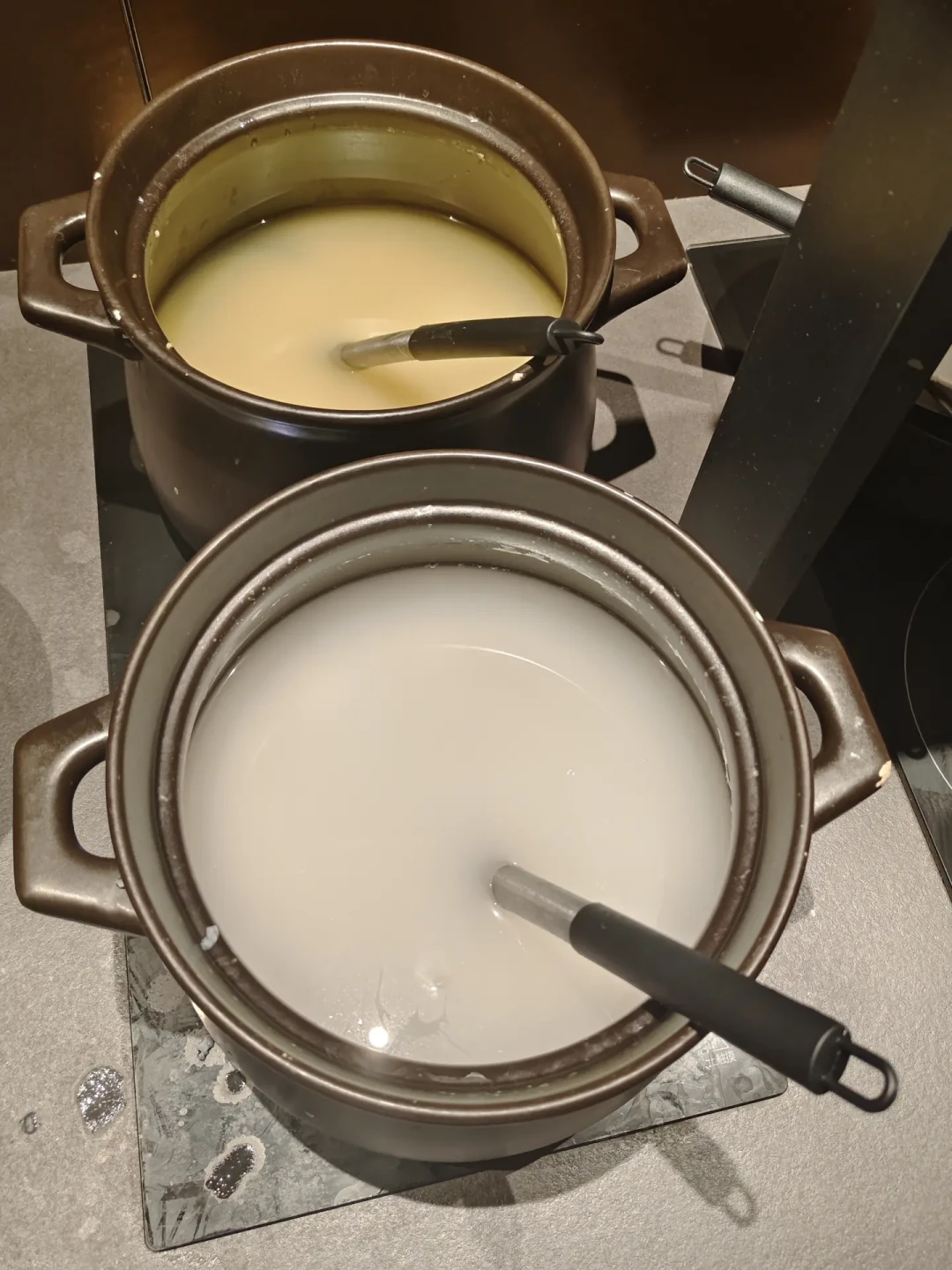 亚朵的深夜粥到被骂“剩饭剩菜大杂烩”,327条评论吵翻了:我翻了全网十几篇住店帖,整理出时间窗口、门店三档差距,和一种根本没有这顿饭的亚朵