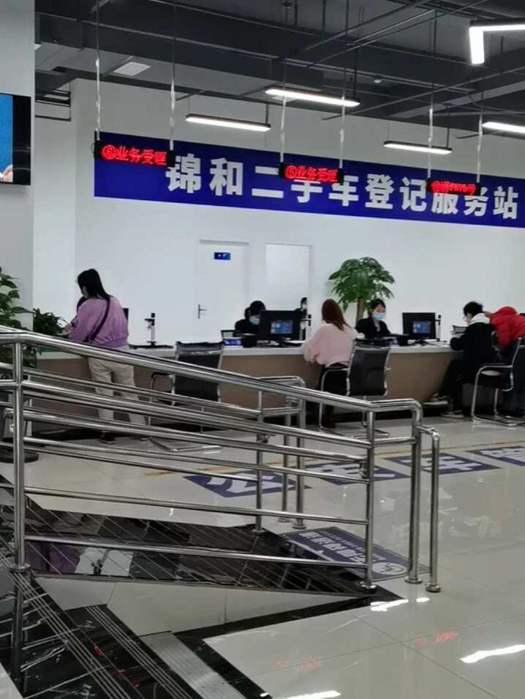 车卖了没过户,违章短信却发来:不用替人交,但也别晾着——责任线、3条补救路、4件要留的证据,一次说清