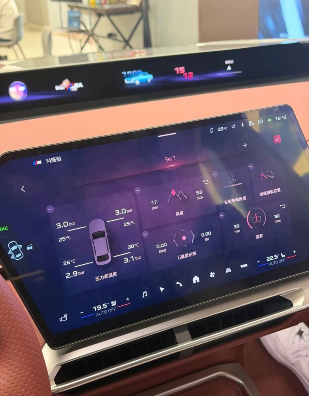 新世代iX3展台排队半小时,4S店展车却要10月底才到:先锁单,还是等试驾