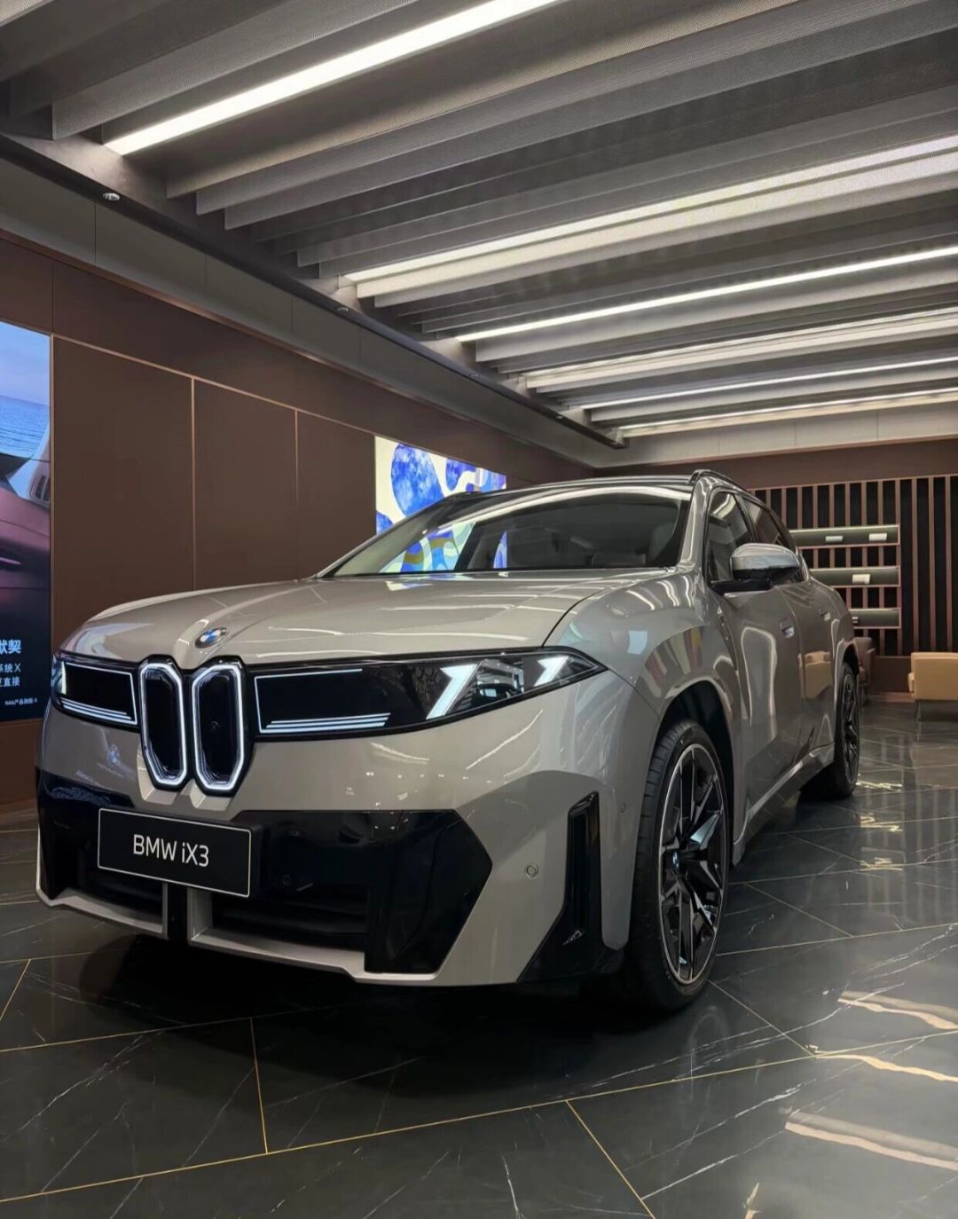 新世代iX3展台排队半小时,4S店展车却要10月底才到:先锁单,还是等试驾