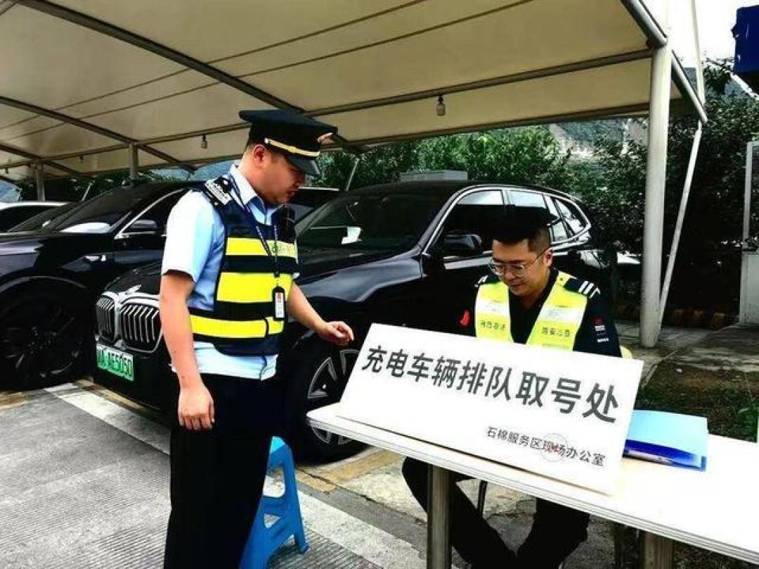 去年国庆充电排队排到49号，今年新规已落地：电车车主跑这趟7天免费长途前，先把“电价、电量、时间”三笔账算明白