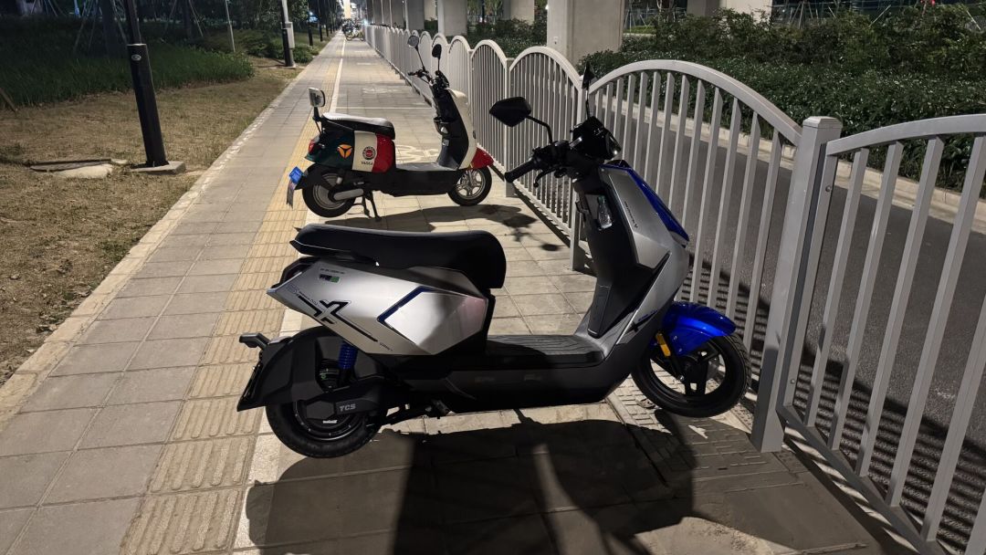 小牛FS Citi 3499元开始全国铺货:上牌还要花小一千、保险名额要抢,首批车主半年骑出3个小毛病,下单前先想明白