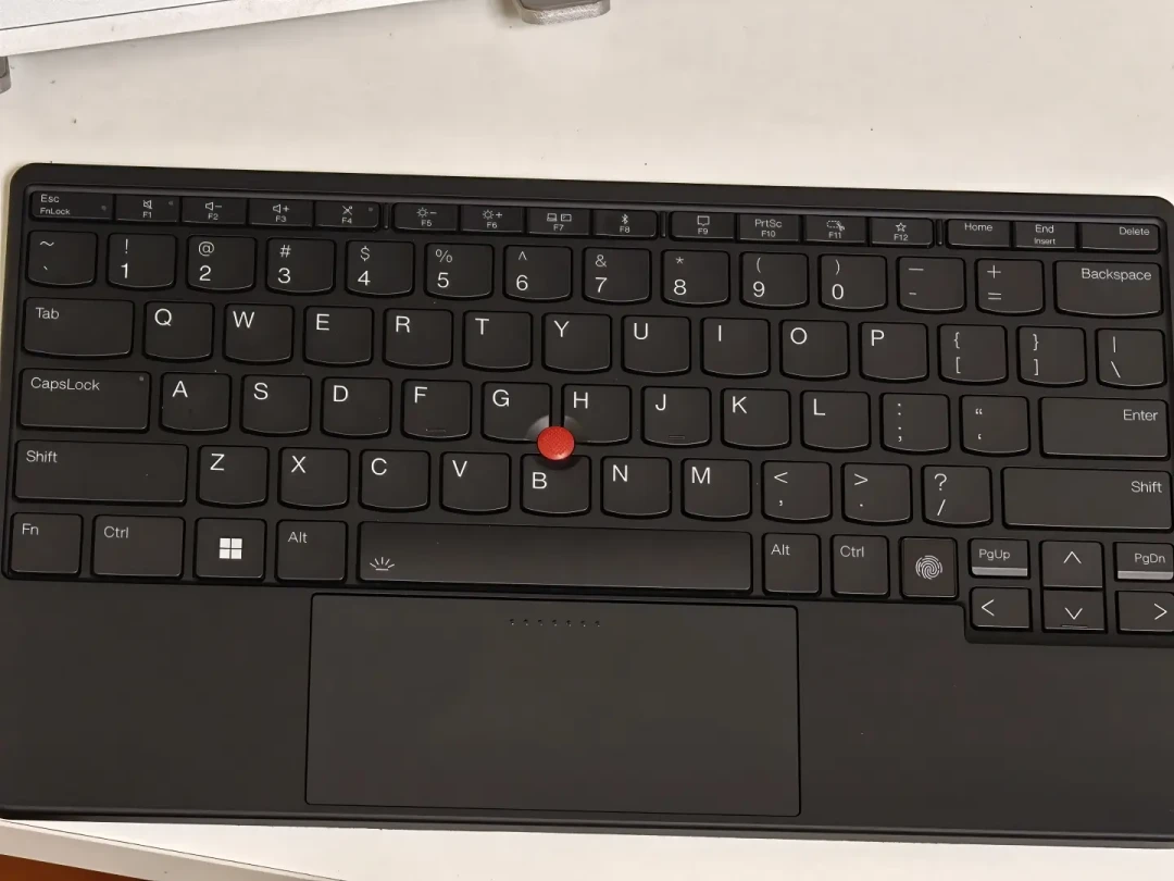 ThinkPad 党不抢新机,改抢键盘了:官方款停产、二手传家宝价,昨天连自制蓝牙板都来了