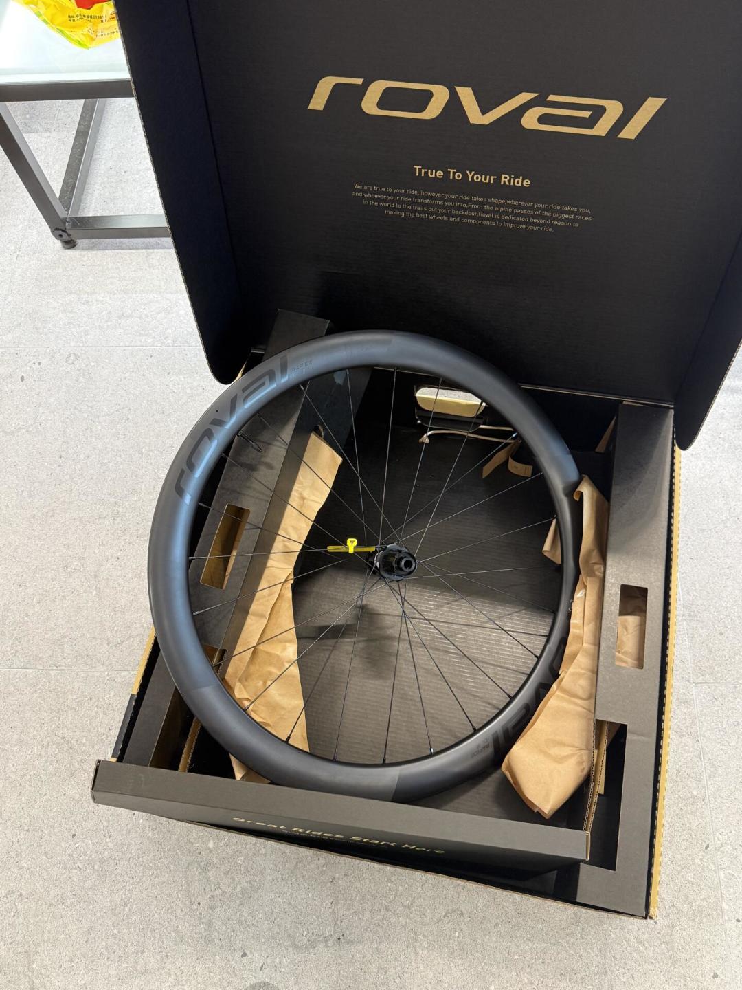 碳轮降到960元档,老款Dura-Ace清仓甩卖,智商税的架还没吵完:盘完四档价位,发现能不能骑出区别只看两个数字