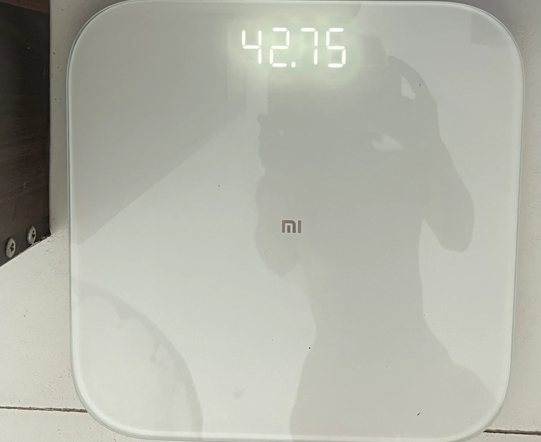 早睡一小时上热搜,一半人当“躺瘦玄学”:我把随机试验、睡眠激素新研究和反方证据对了一遍——睡眠不燃脂,但这类减脂卡壳的人,先补觉比多饿一口管用