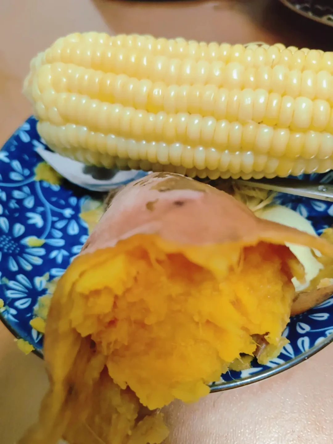 她为当伴娘断碳水2个月瘦30斤,瘦成糖尿病前期:减脂期的主食,断、减还是换
