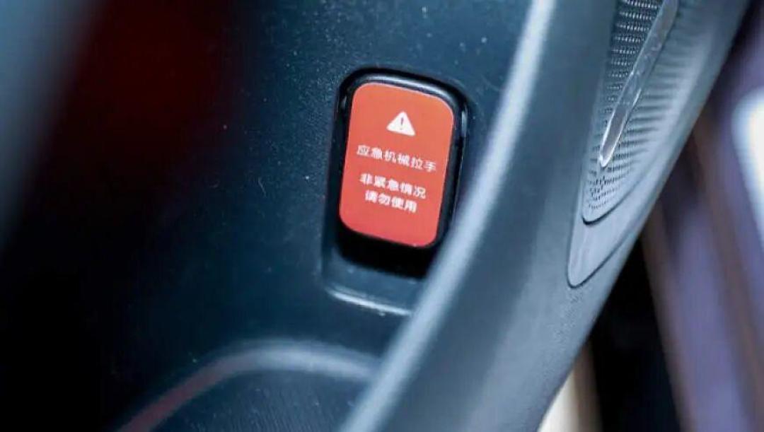 宝马奔驰接连用短片炮轰“速成车”,热度过后,真正要看懂的是427万门把手召回