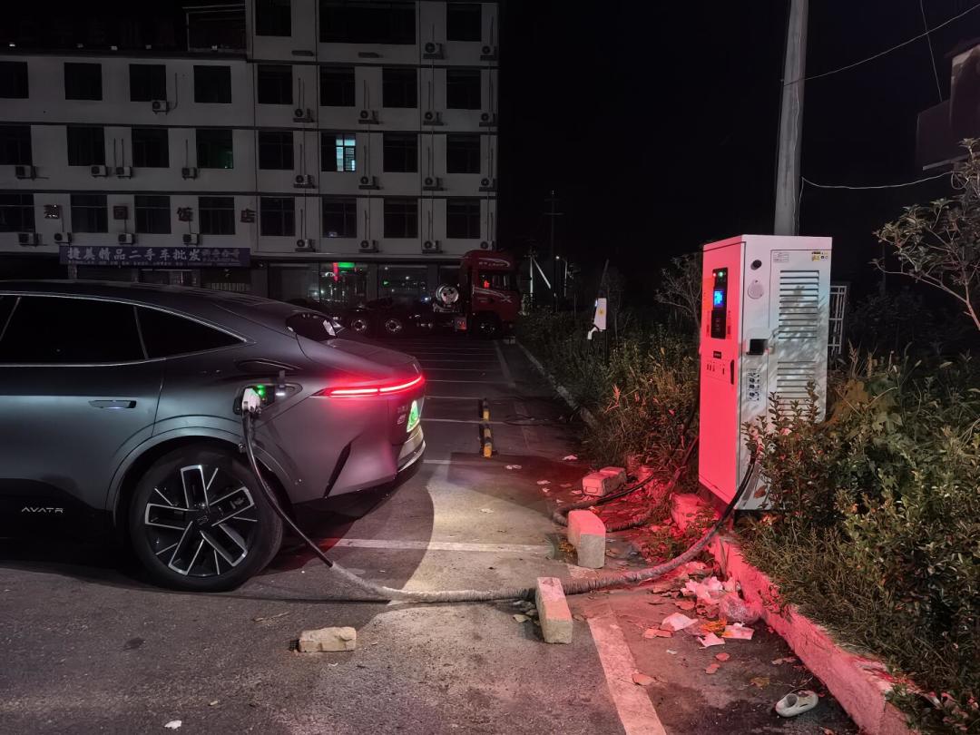 一边“凌晨1点还在排队充电”,一边“全程一次队没排”:核对完这个暑假的6趟电车长途自驾和几千条评论的争吵后,我把谁能出发、谁要掂量、谁得换玩法整理出来了