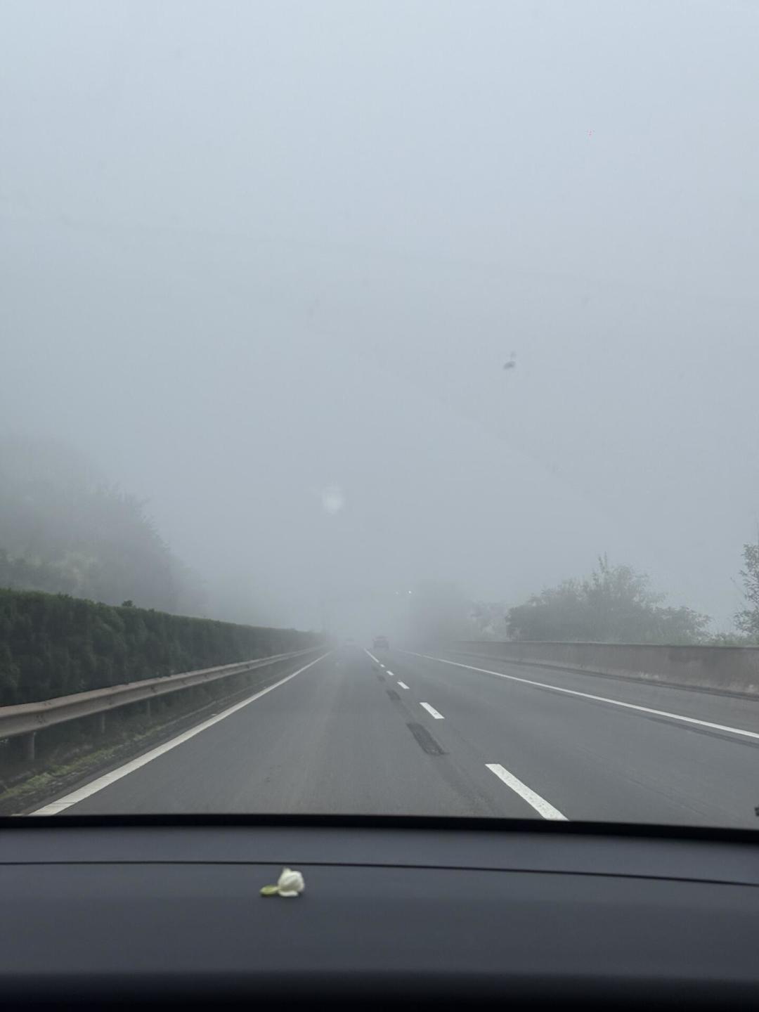 一边“凌晨1点还在排队充电”,一边“全程一次队没排”:核对完这个暑假的6趟电车长途自驾和几千条评论的争吵后,我把谁能出发、谁要掂量、谁得换玩法整理出来了