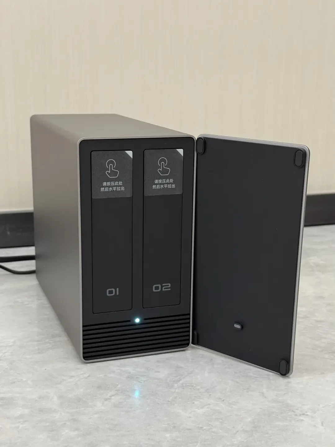 飞牛EVO4 Pro 8月26日开售，社区猜价4599到6999：硬盘比机身还贵的年代，先买机器还是先买盘