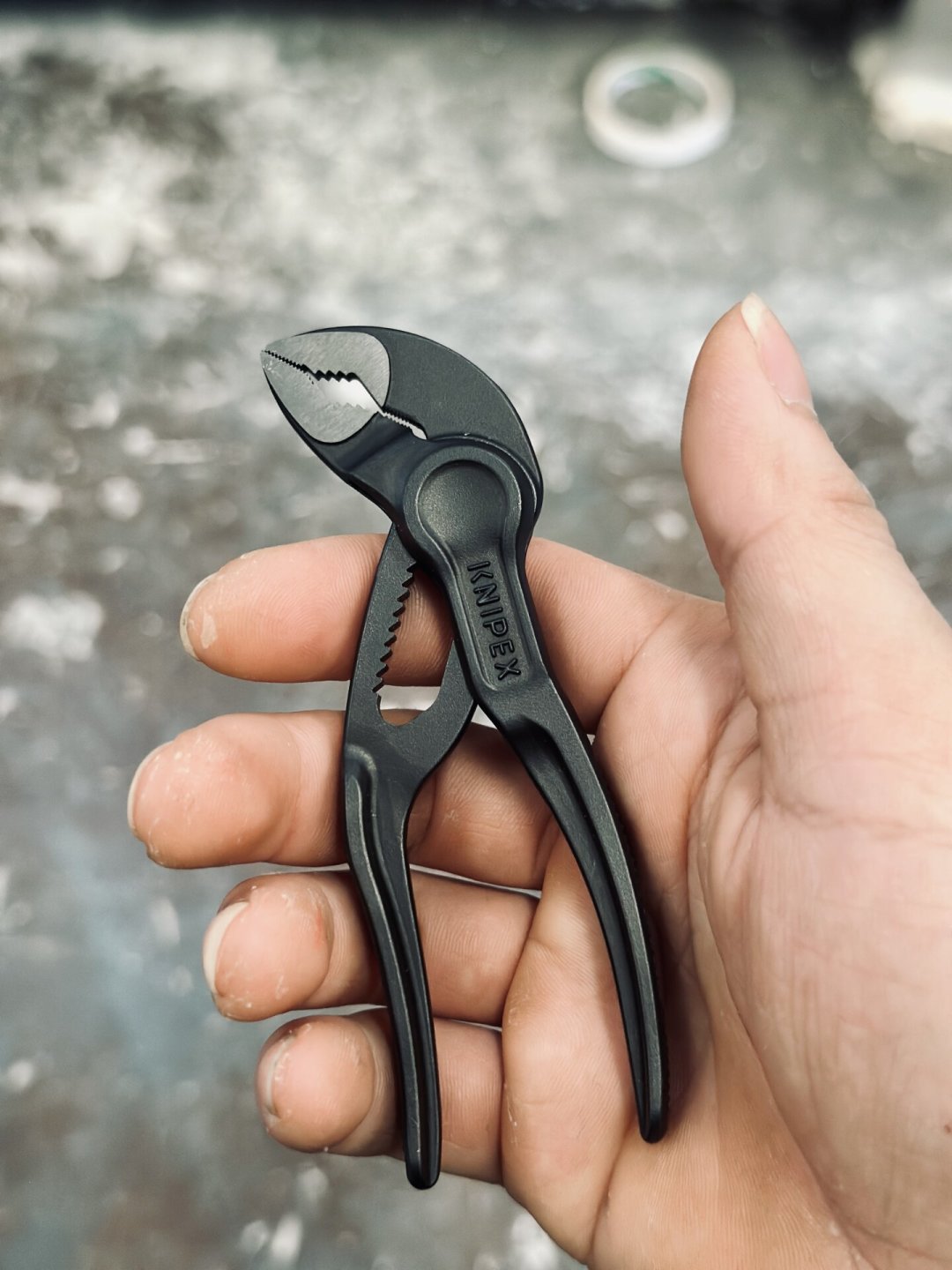 4寸是假货重灾区,10寸被嫌买太大:翻完四平台二十多篇Knipex Cobra帖子,我把第一把水泵钳怎么选整理成一张表