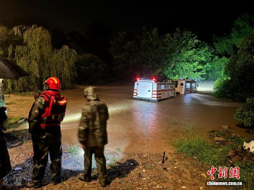 仰望连续三年在成都车展挖水池:被反复围观的