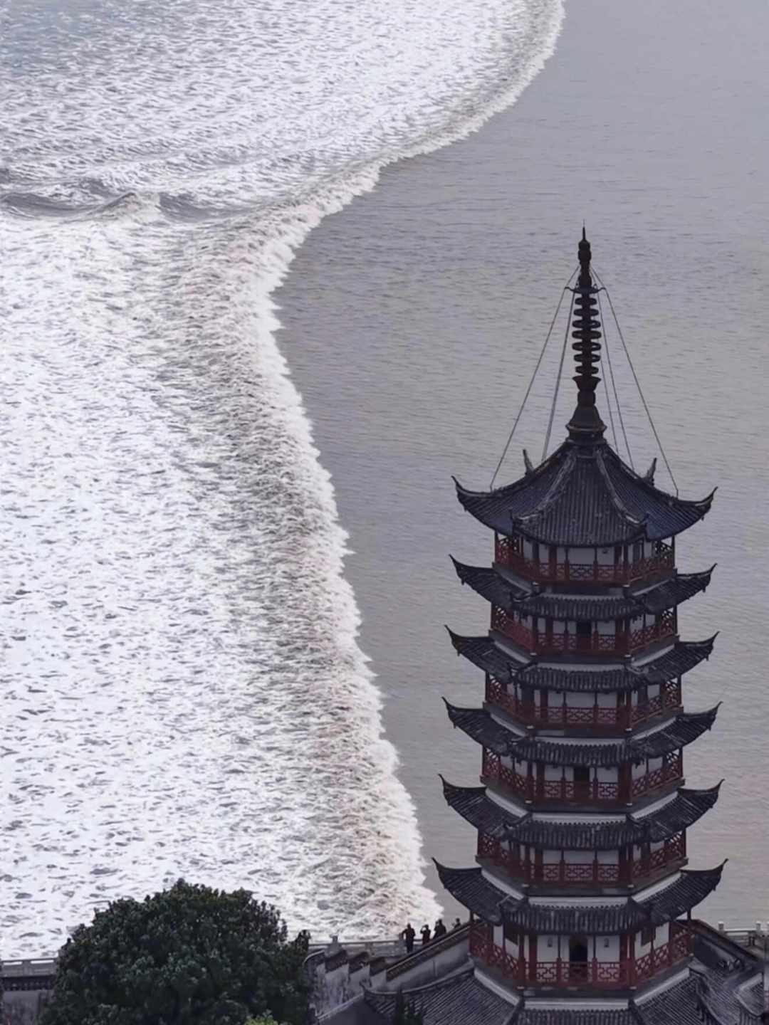 钱塘江大潮进入五天黄金窗口:真正的潮只有几分钟,站哪儿决定你看“水墙”还是“水线”