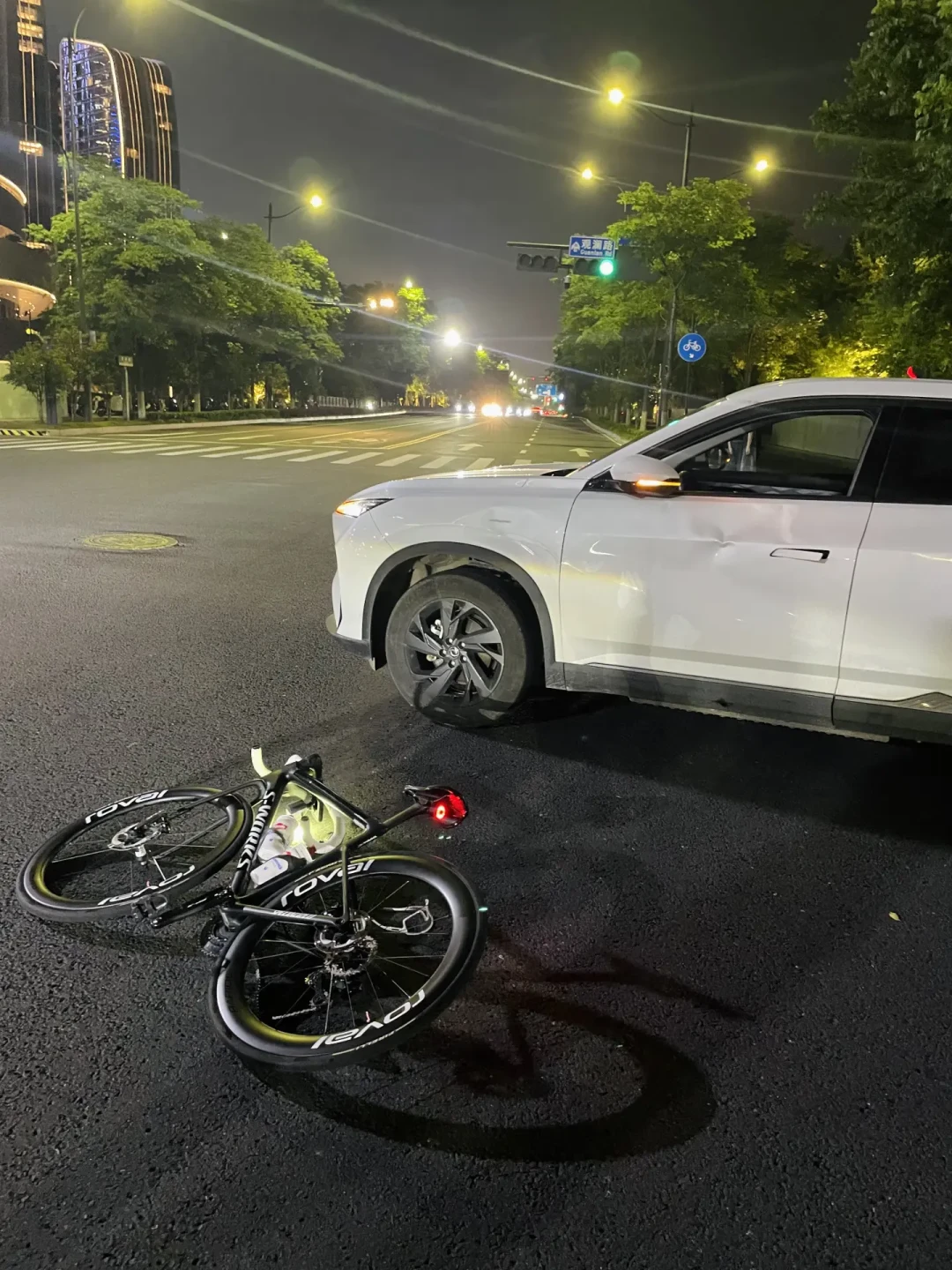 公路车被撞,第一句话千万别说“我没事”:我们翻了全网十几篇事故帖和理赔记录,把后续每一步整理出来了