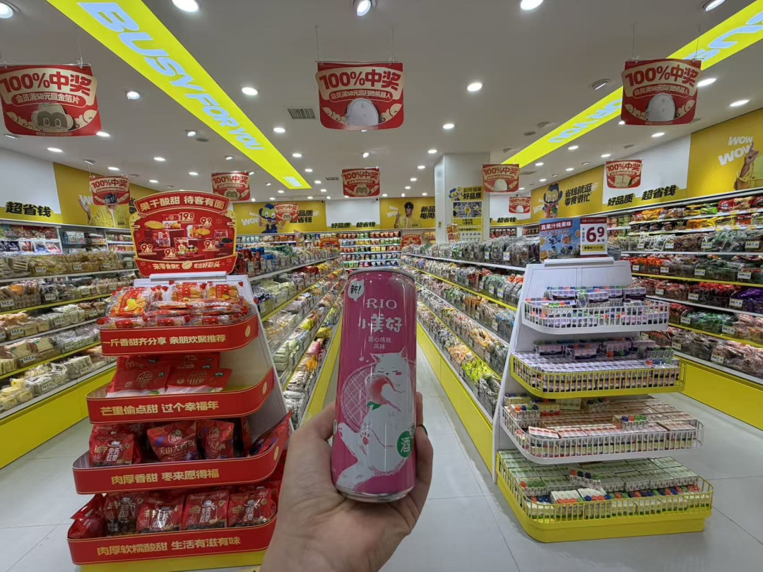 鸣鸣很忙半年营收450亿、净利22.4亿：你常逛的零食店上市后，先把这3个数字看懂再进店