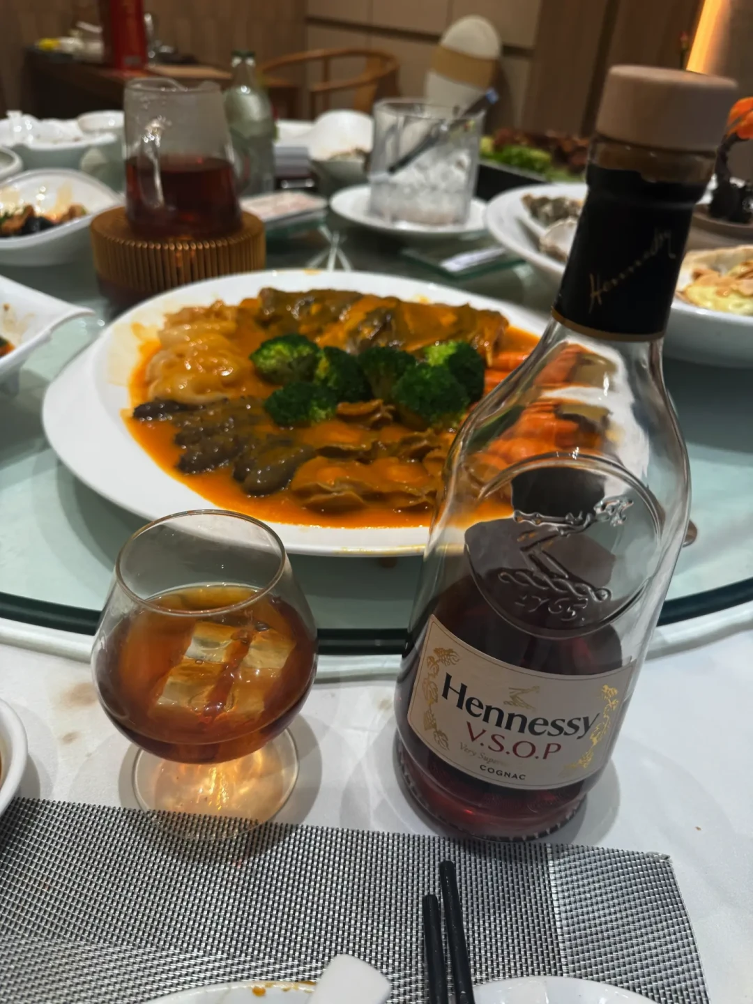 中秋饭桌上那瓶XO,别一口闷:第一次喝干邑最容易踩的三个坑