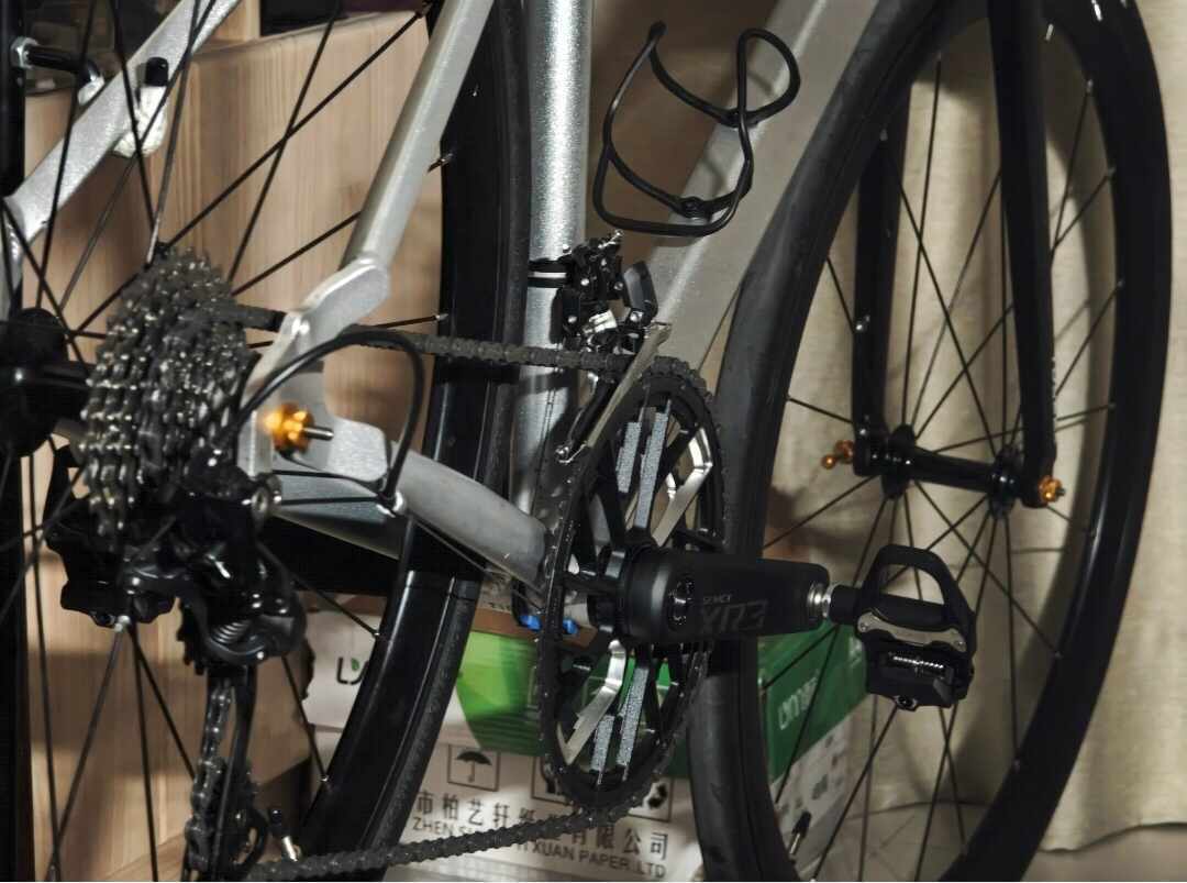 “每一台的RC100,都只有车架是RC100”:1500块的迪卡侬入门车,改什么、别改什么、什么时候停,我把账算明白了