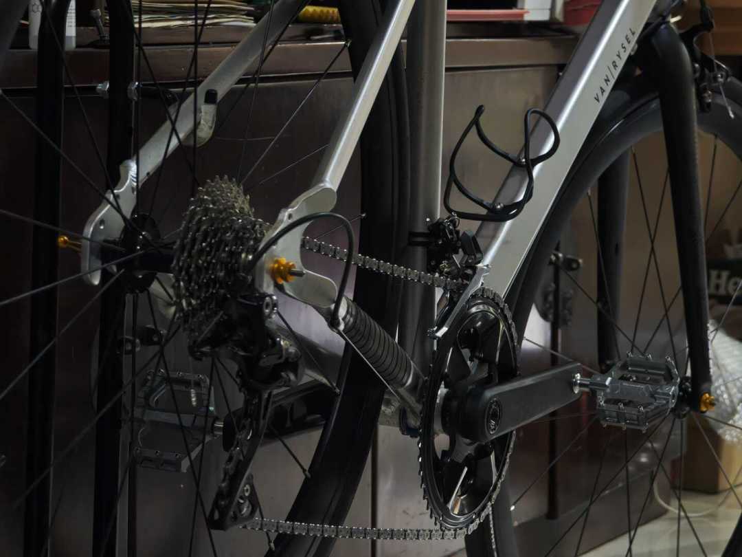 “每一台的RC100,都只有车架是RC100”:1500块的迪卡侬入门车,改什么、别改什么、什么时候停,我把账算明白了