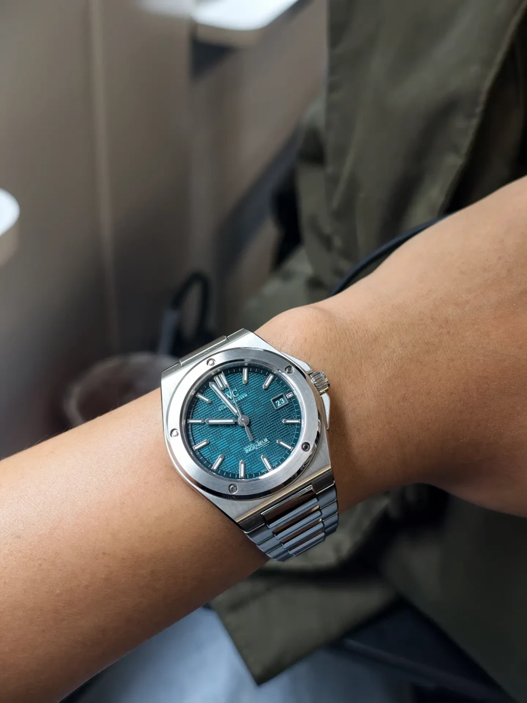 IWC官宣张真源佩戴工程师35“晴水绿”,1100条评论瞬间刷屏:把粉丝滤镜放一边,这块8万5的表有三笔账要算