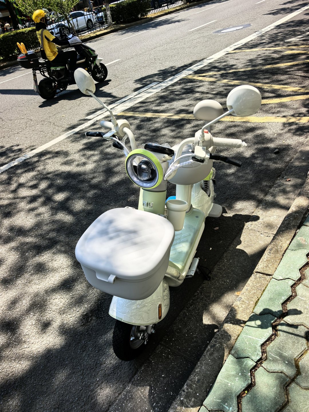 线上裸车2499元，到店落地3399元：小牛Y芝士藏着的三笔账，我把20多条真实账单整理出来了