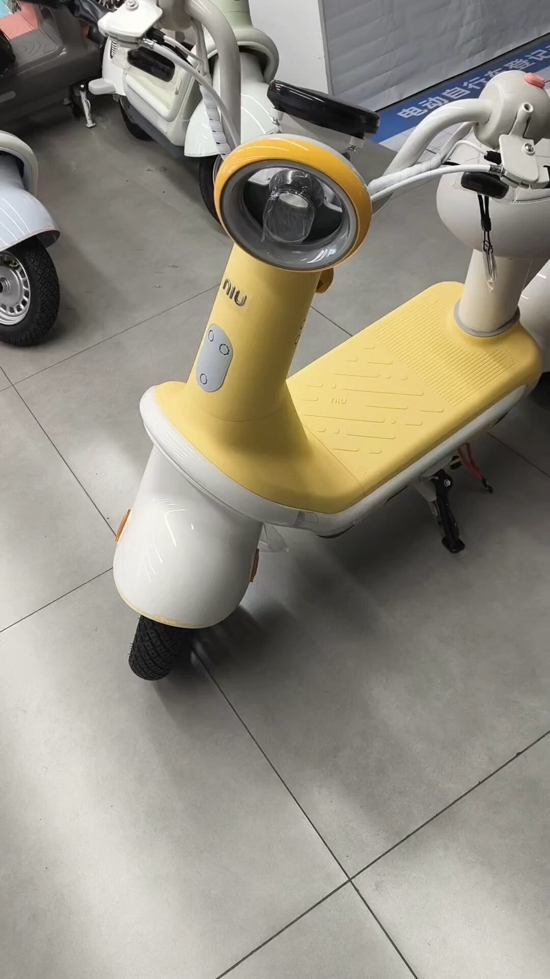 线上裸车2499元，到店落地3399元：小牛Y芝士藏着的三笔账，我把20多条真实账单整理出来了