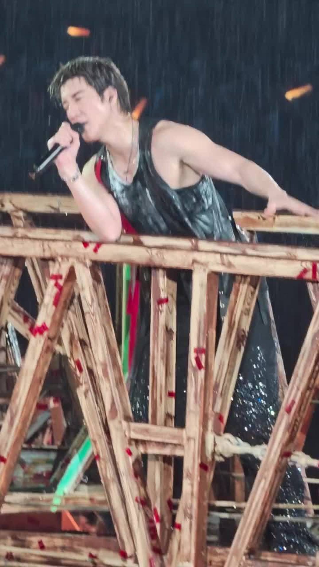 周深济南淋雨开唱,薛之谦杭州取消退机酒:露天演唱会撞上台风季,你的票会落在哪种结局