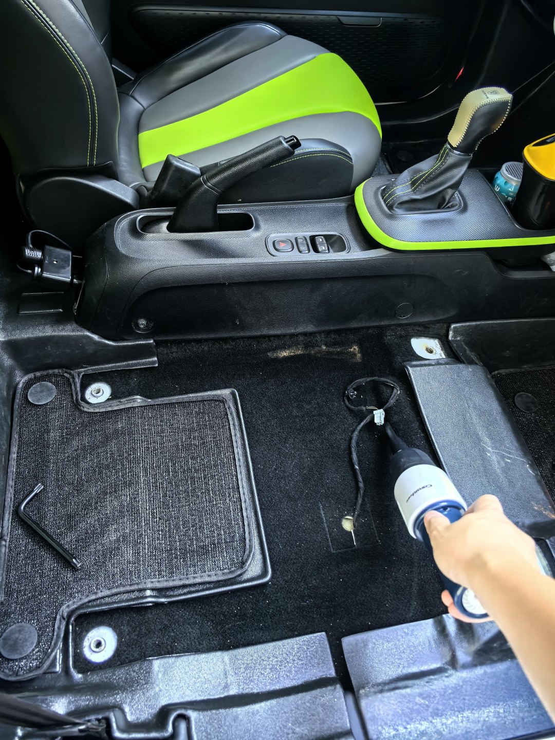 师傅上门喷两下收78元:WD-40“能修就不换”刷屏,这罐蓝瓶的账该怎么算