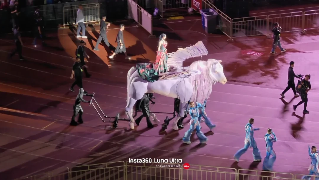 全网都在喊影石Luna是