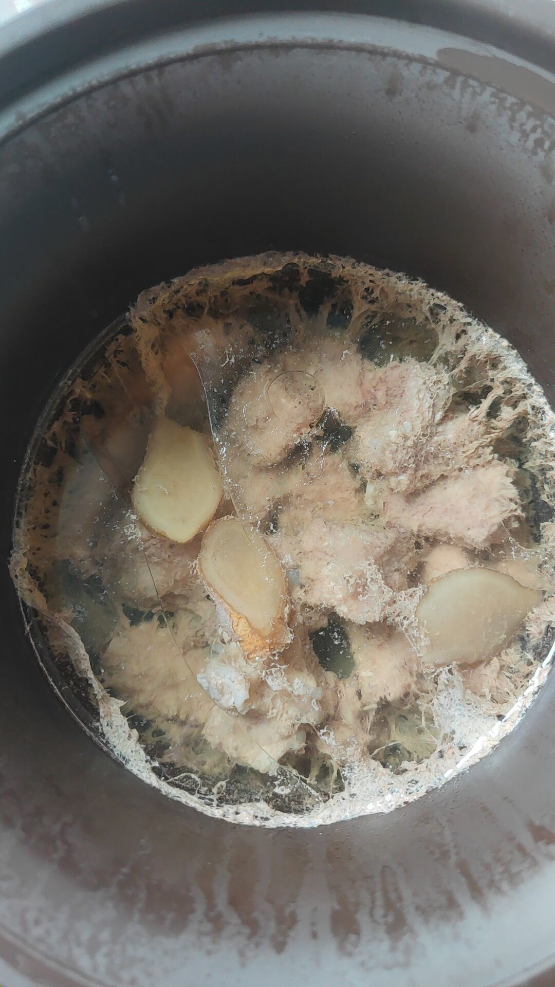 焯水、加姜、撇沫都做了,汤还是腥的?翻了全网翻车帖,问题出在教程没写的地方