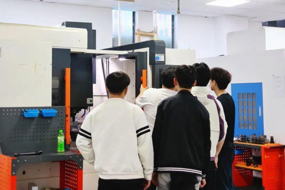三轴月薪1万,五轴挂牌2万起:这笔学费,机加工人先算账再交