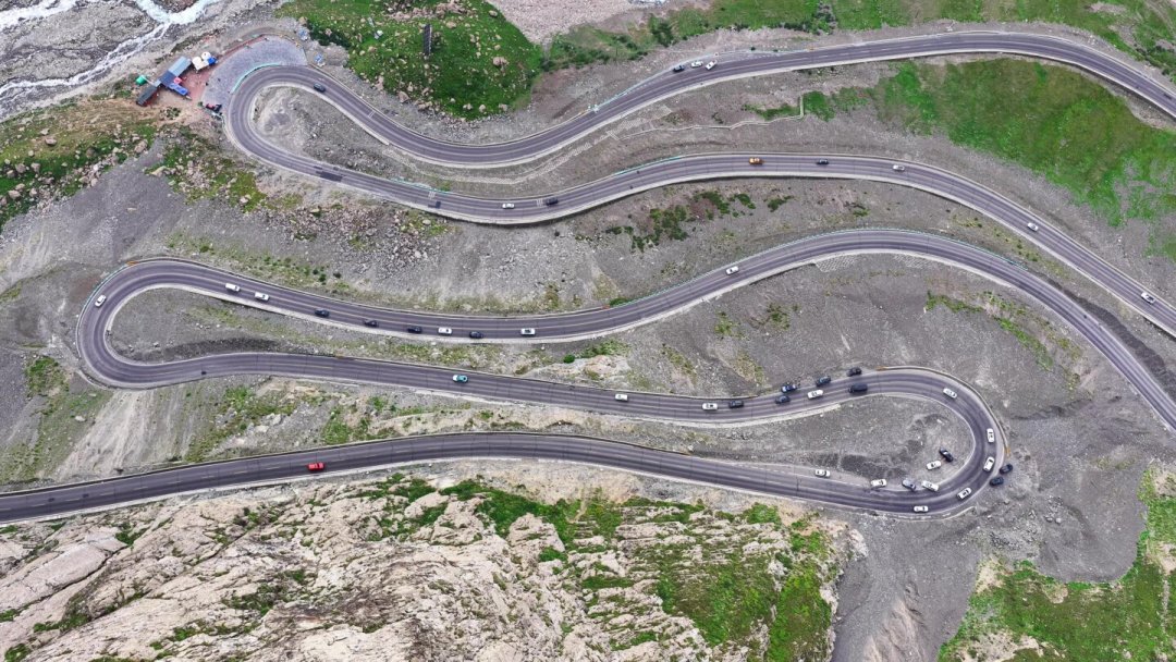 想把独库公路排进国庆行程?它正撞上一年里最可能封路的窗口,先定好摆位再出发