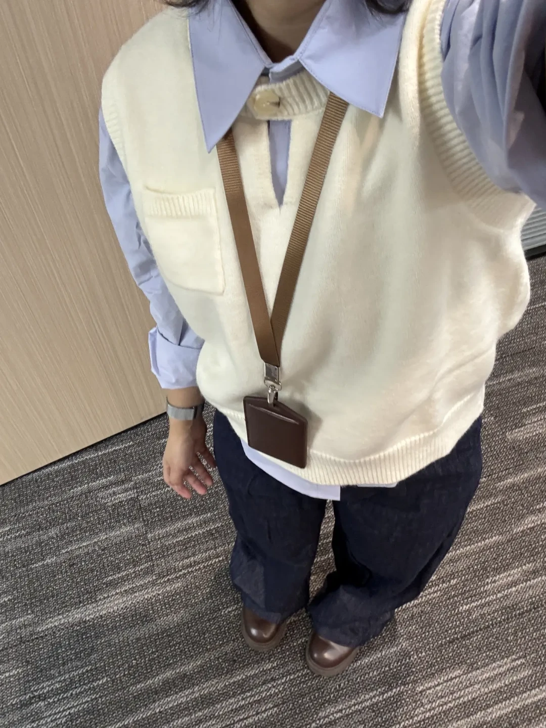 同样是白衬衫黑裤子,有人穿出
