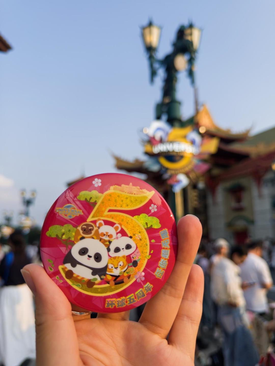 环球影城免费徽章比花钱的还难拿:超5限盲袋每场5000个、海德薇最抢手,年内还剩13场,集齐党的3条路和2个坑
