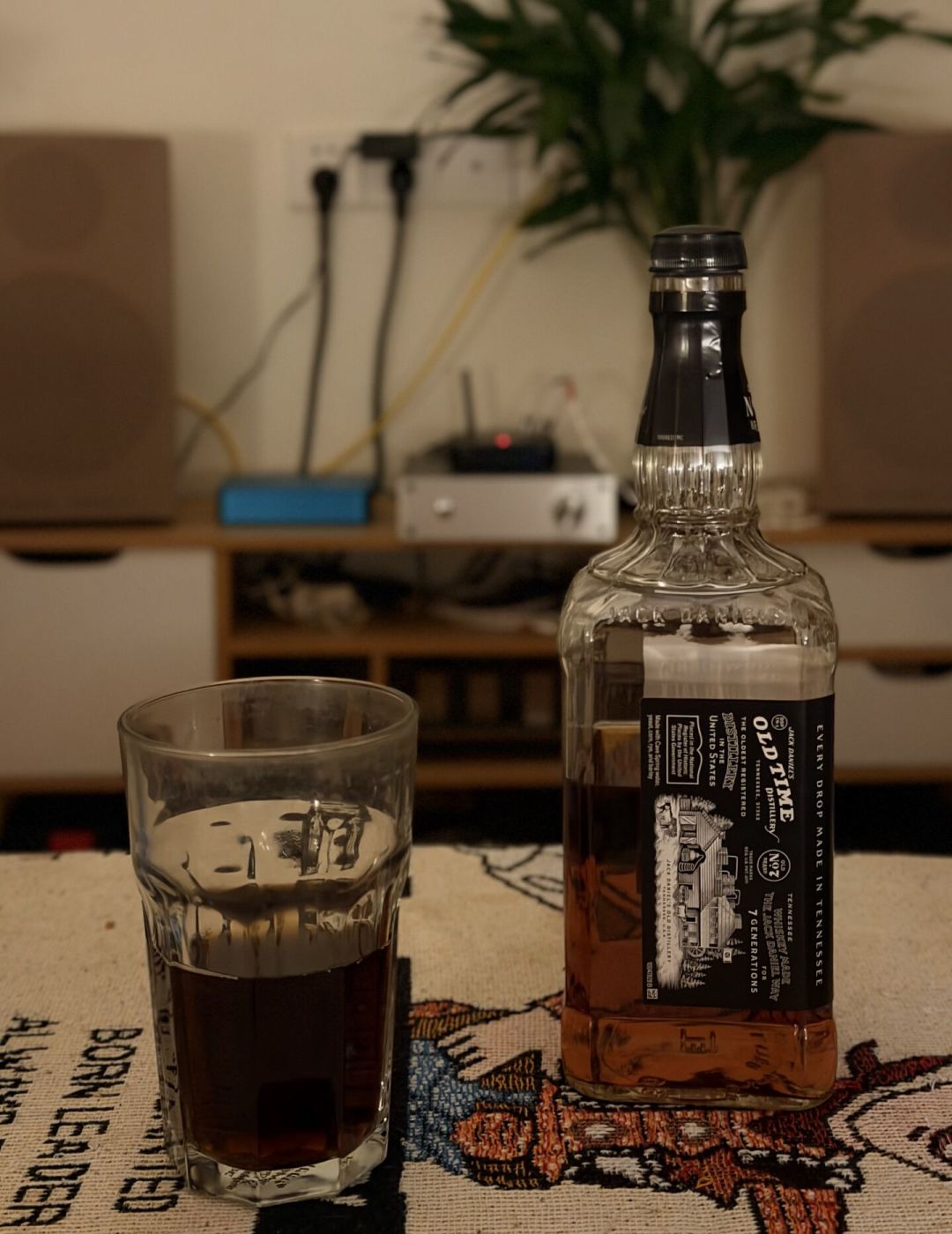 一半人骂它油漆味,一半人给它情怀满分:翻完1400条评论,我搞懂了杰克丹尼到底适合谁