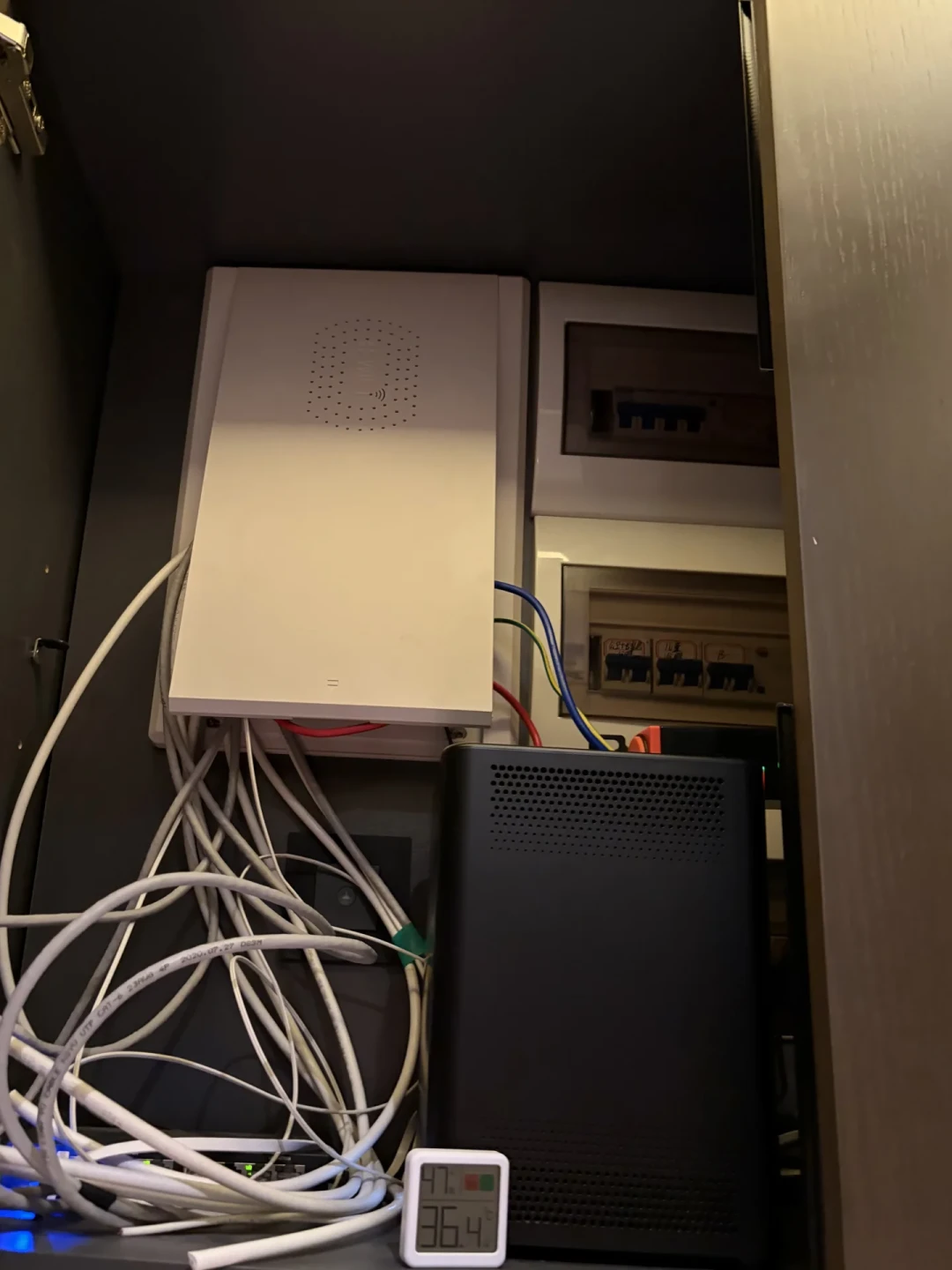 硬盘涨成金条的夏天，你的威联通可能正在鞋柜里“烤”盘：45℃红线和四步降温自查