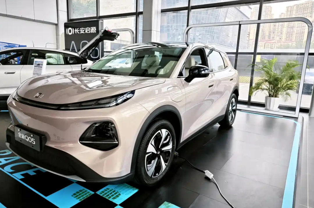 启源Q05八个月卖出10万台,评论区却全在说“等”:等车、产能、OTA三笔账,下手前算清楚