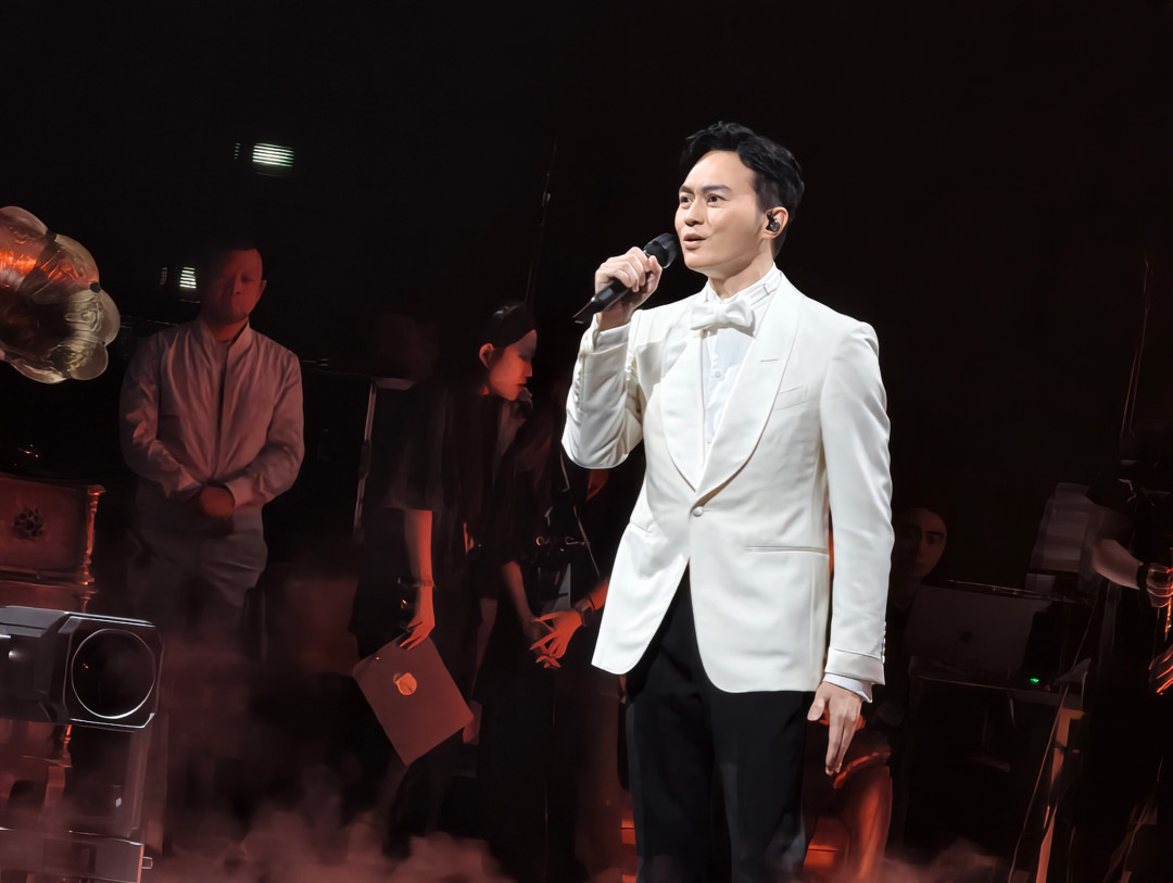 《古惑仔》2026年再翻红:解说视频破千万播放,陈小春哭着退票,这届中年粉丝在认真买单