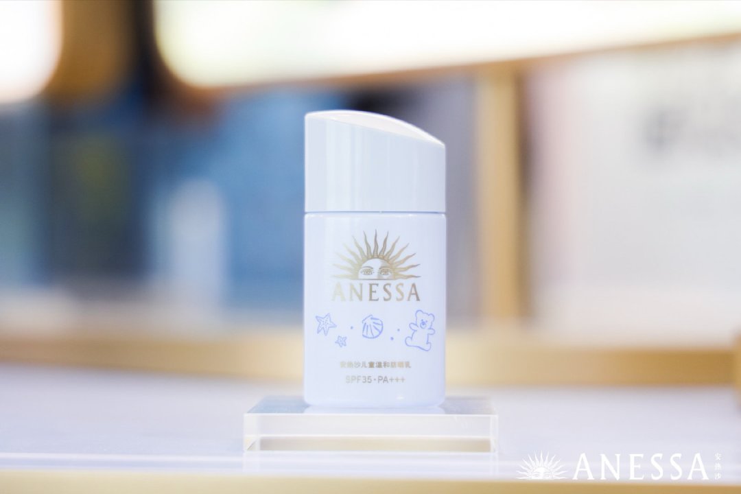儿童化妆品新国标刚落地,安热沙蓝宝瓶正在直播间热推:只有SPF35,158元57ml值不值?