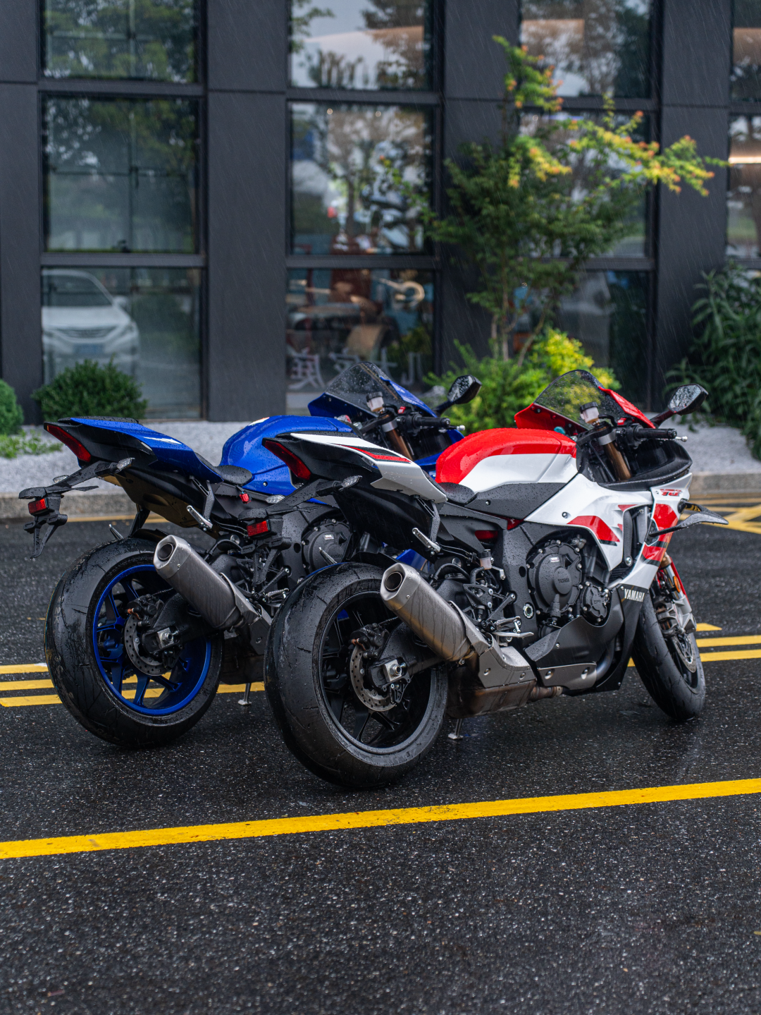 雅马哈70周年进入收官:R1限定200台,R9纪念版贵4000,现在该不该冲?