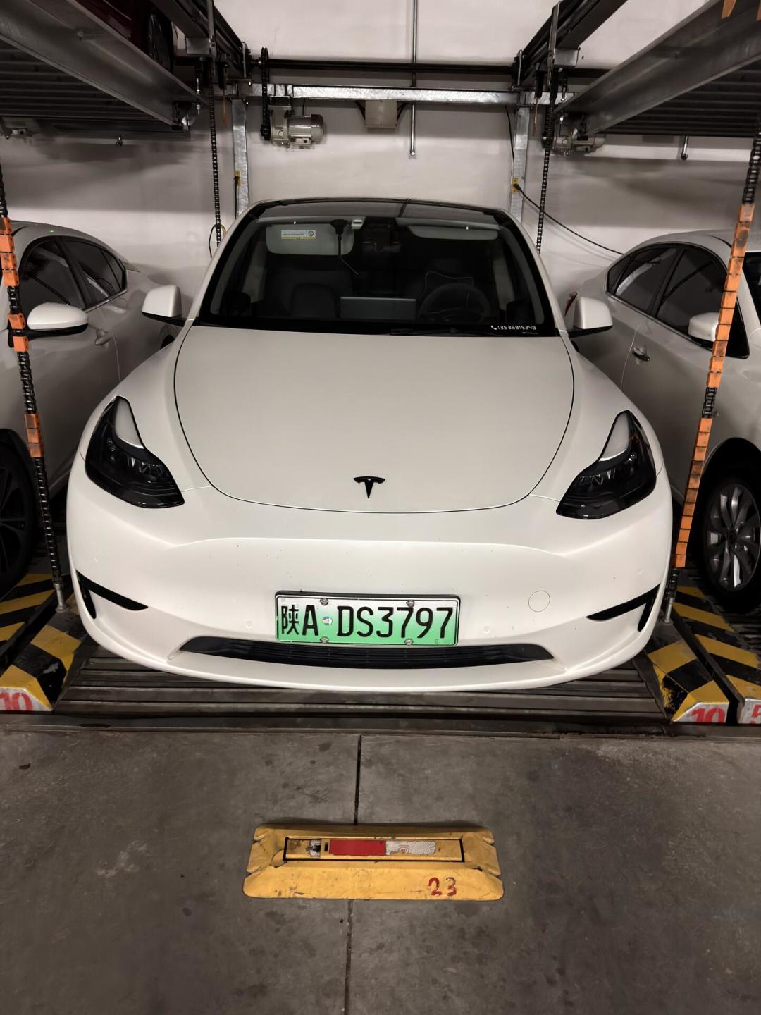 车停进去了,人下不来:新能源车车宽集体破1.9米,选车前先算一遍你的车位