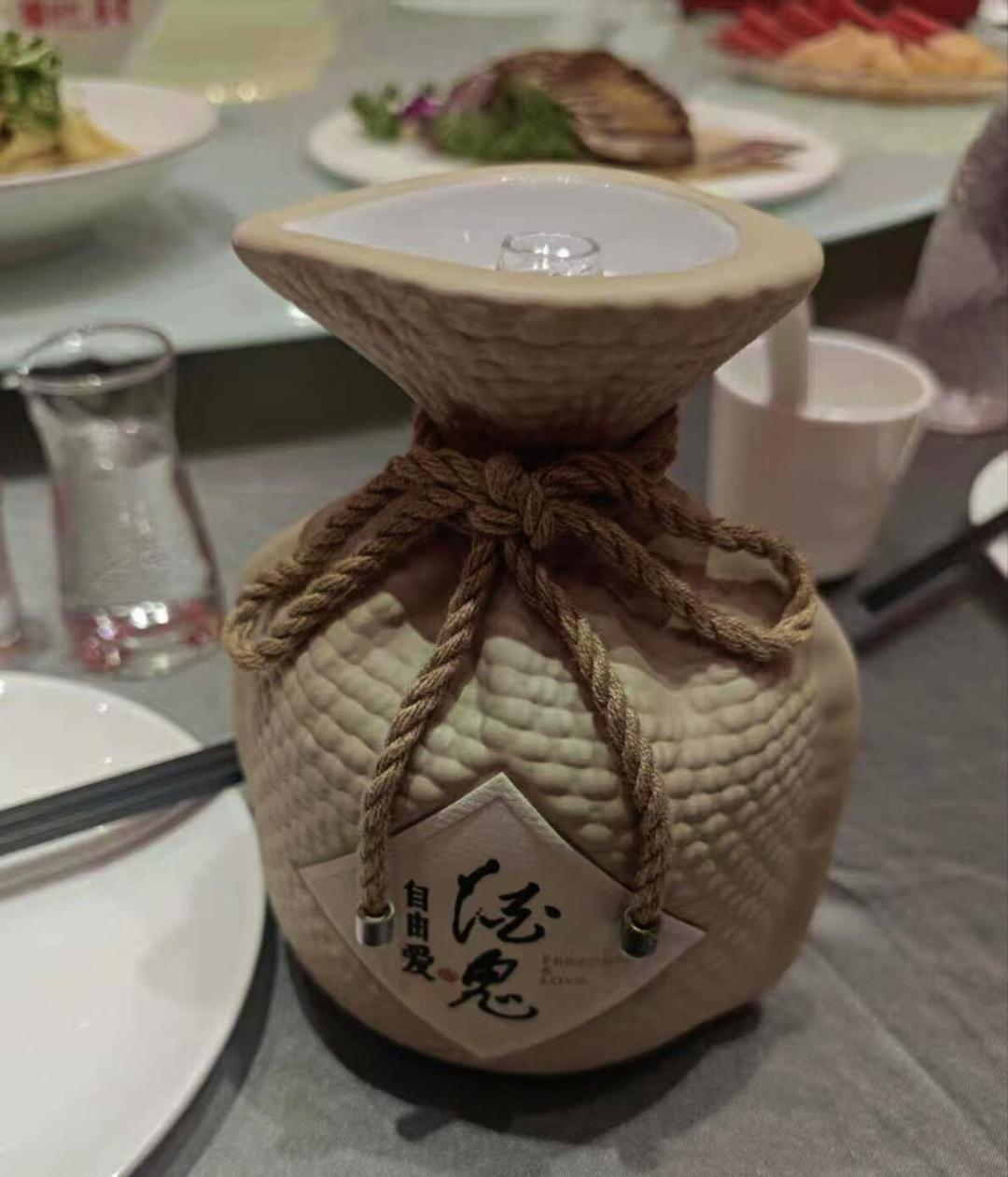 酒鬼酒出3.8度气泡酒,比啤酒还低:半年营收只剩4年前两成,抱紧胖东来的酒鬼,这步棋走得对吗