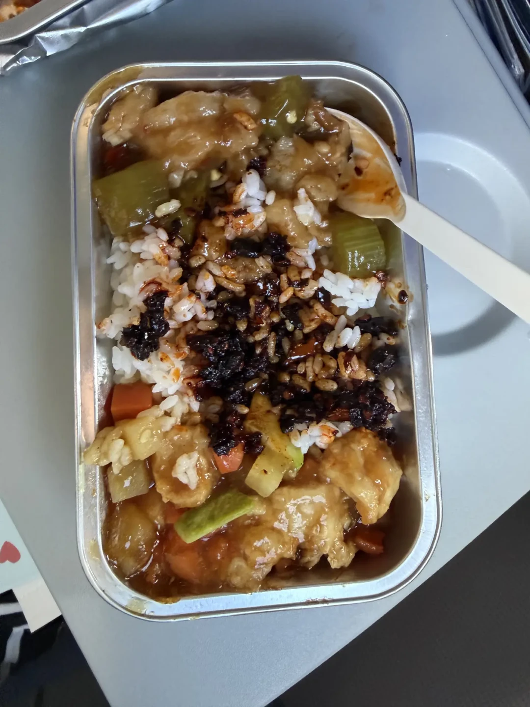 川航“喂猪航班”口碑反转:有人正餐吃到老干妈,有人早餐只有一个添加剂面包,买票前先核对这3项
