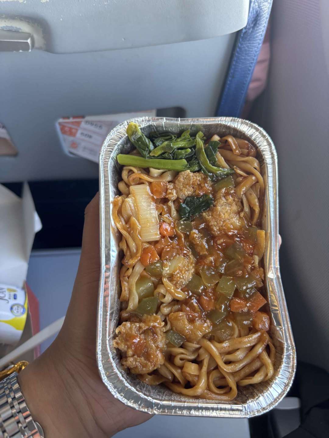川航“喂猪航班”口碑反转:有人正餐吃到老干妈,有人早餐只有一个添加剂面包,买票前先核对这3项