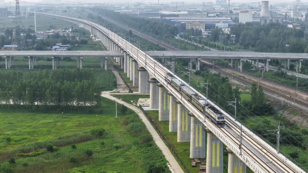 铁路官方解答:未满14岁原则上不能单独乘车,车上也没有托管服务,我们顺带核实了2条流传的