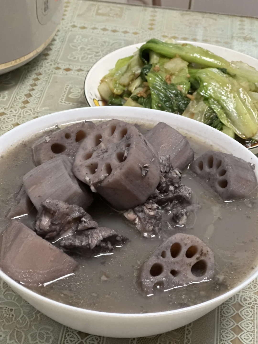 “七孔粉九孔脆”别再背了：藕汤不粉、汤发黑，问题都出在买藕这一步
