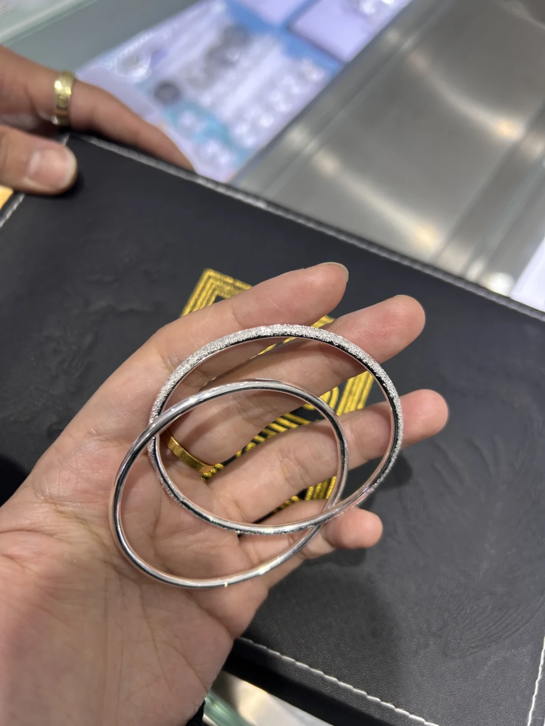 金饰涨至近1400元/克,妈妈转向银手镯:银价一周又涨6.79%,她进直播间下单前,先把这笔成本账转给她