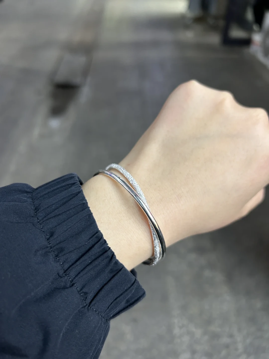 金饰涨至近1400元/克,妈妈转向银手镯:银价一周又涨6.79%,她进直播间下单前,先把这笔成本账转给她